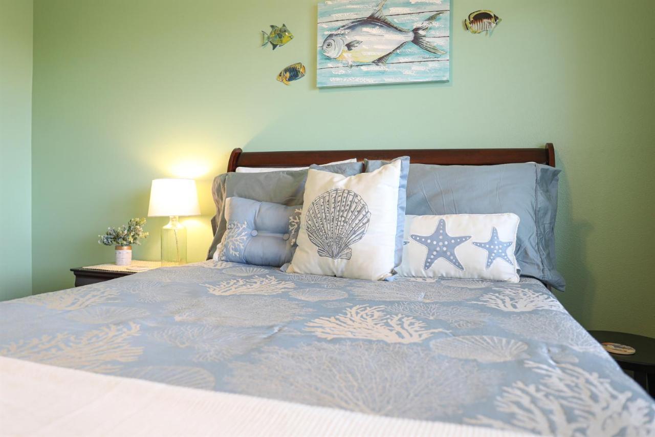 Dolphin Bay In Boca Ciega - 2br, Pool, Bay View Apartment
