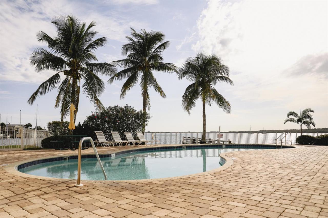 Dolphin Bay In Boca Ciega - 2br, Pool, Bay View Apartment *