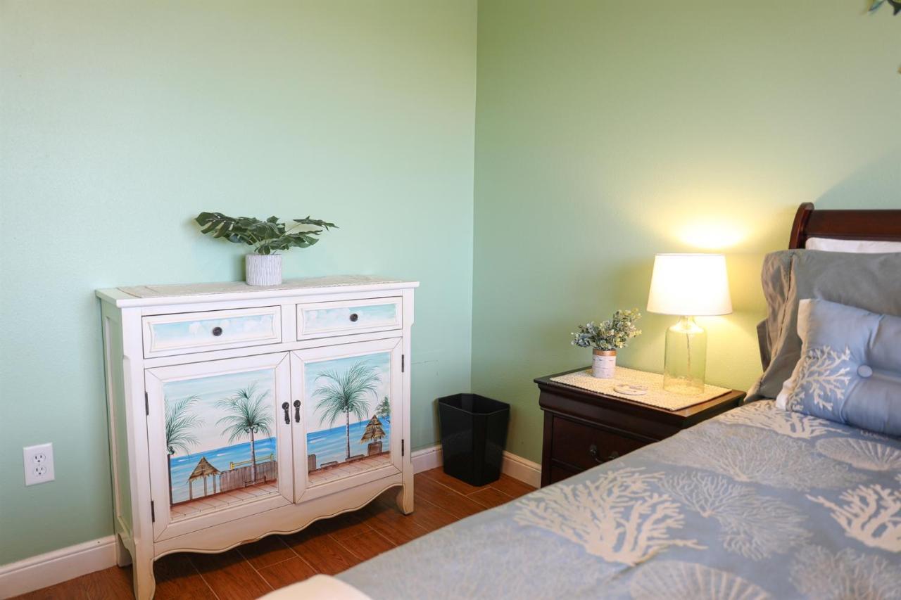 Dolphin Bay In Boca Ciega - 2br, Pool, Bay View Apartment