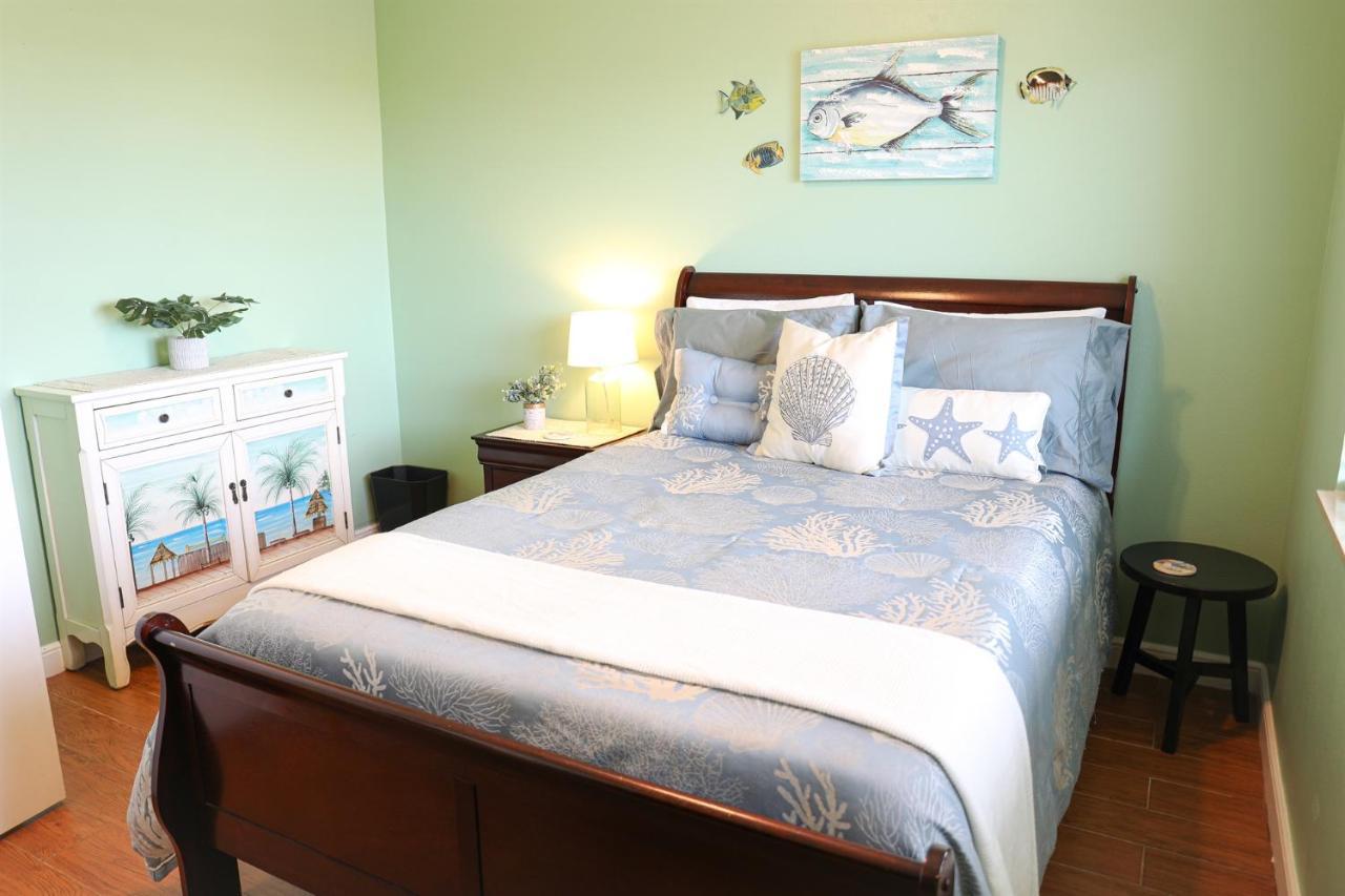Dolphin Bay In Boca Ciega - 2br, Pool, Bay View Apartment *