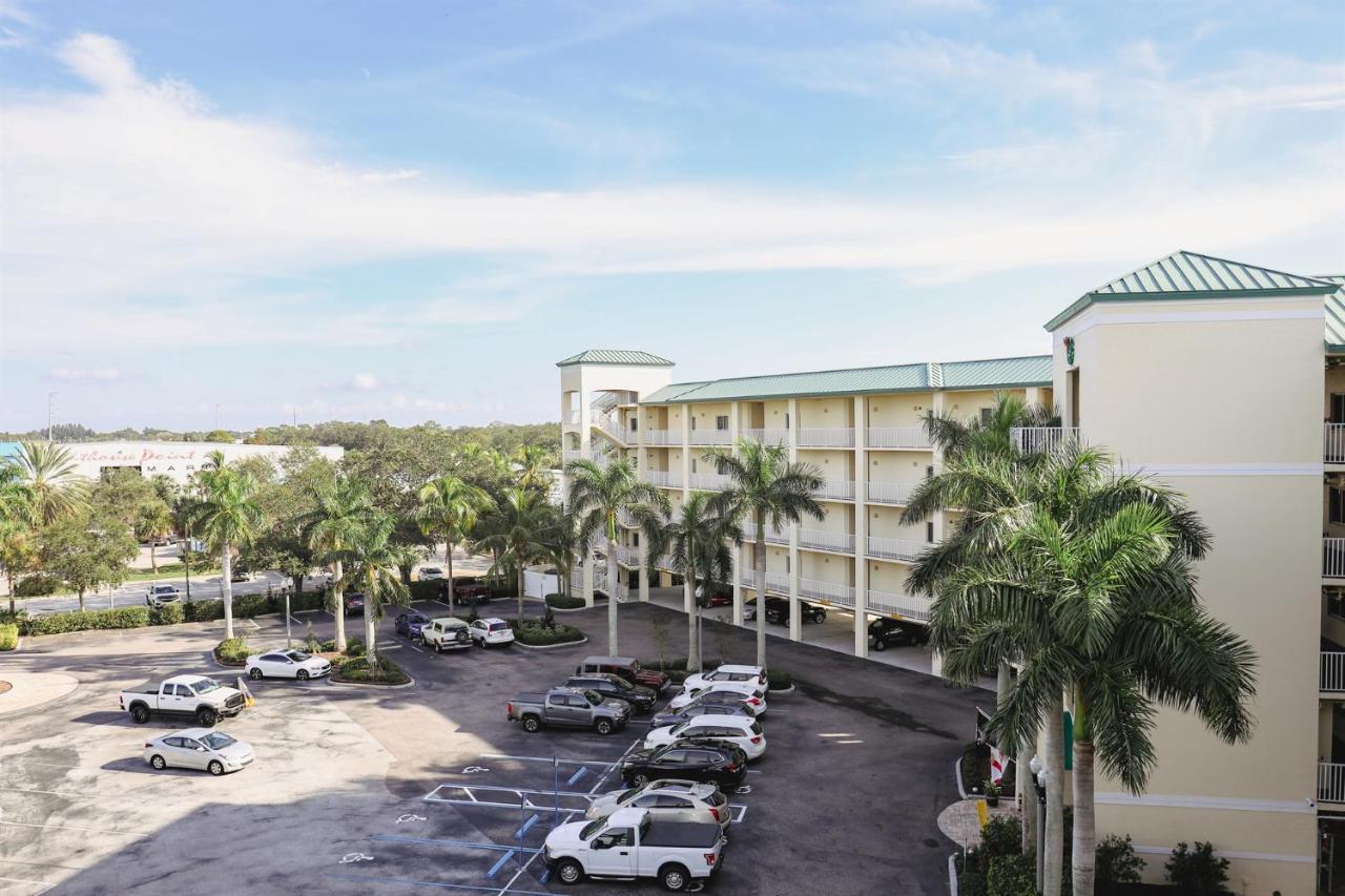 Dolphin Bay In Boca Ciega - 2br, Pool, Bay View Apartment *