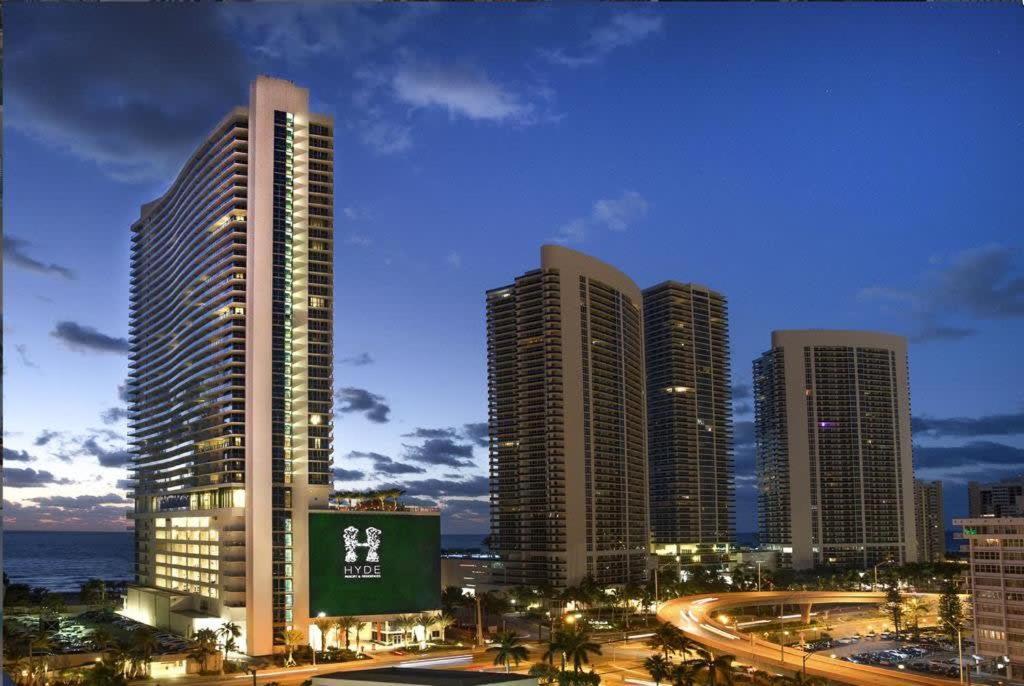 Upscale Ocean Front With High Ceilings Apartment Hollywood