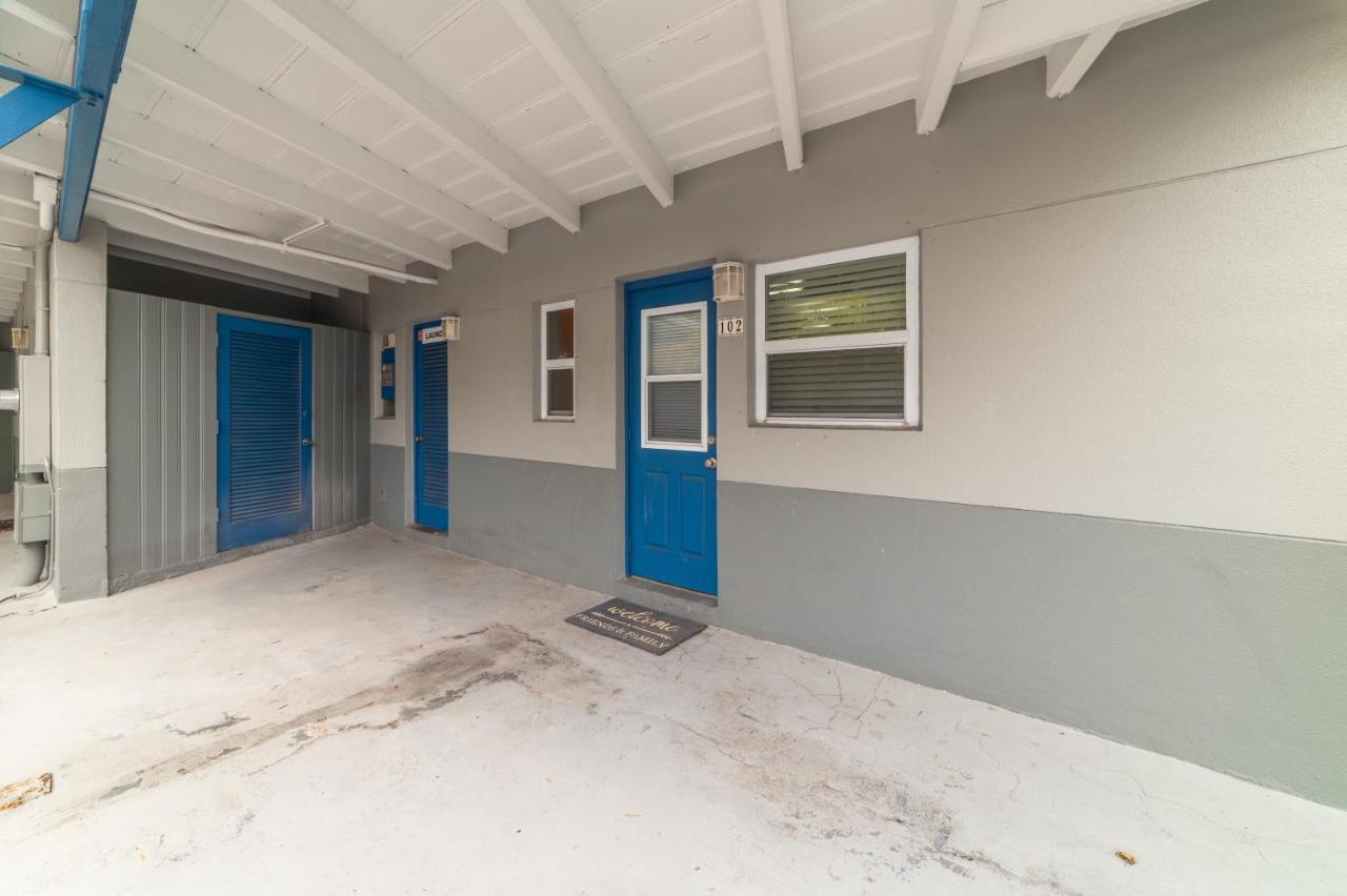 102-tiny Treasure-waterfront With Heated Pool Apartment *