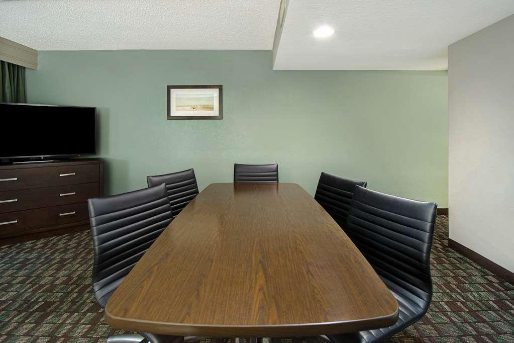 Embassy By Hilton Baymeadows Hotel 3*