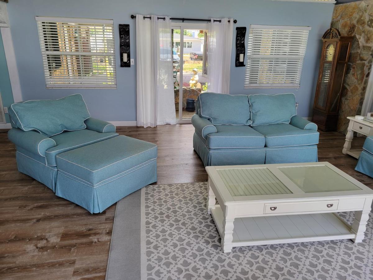Waterfront Mid Century - Close To Beach - 2 Bedroom 3 Ba Holiday home *