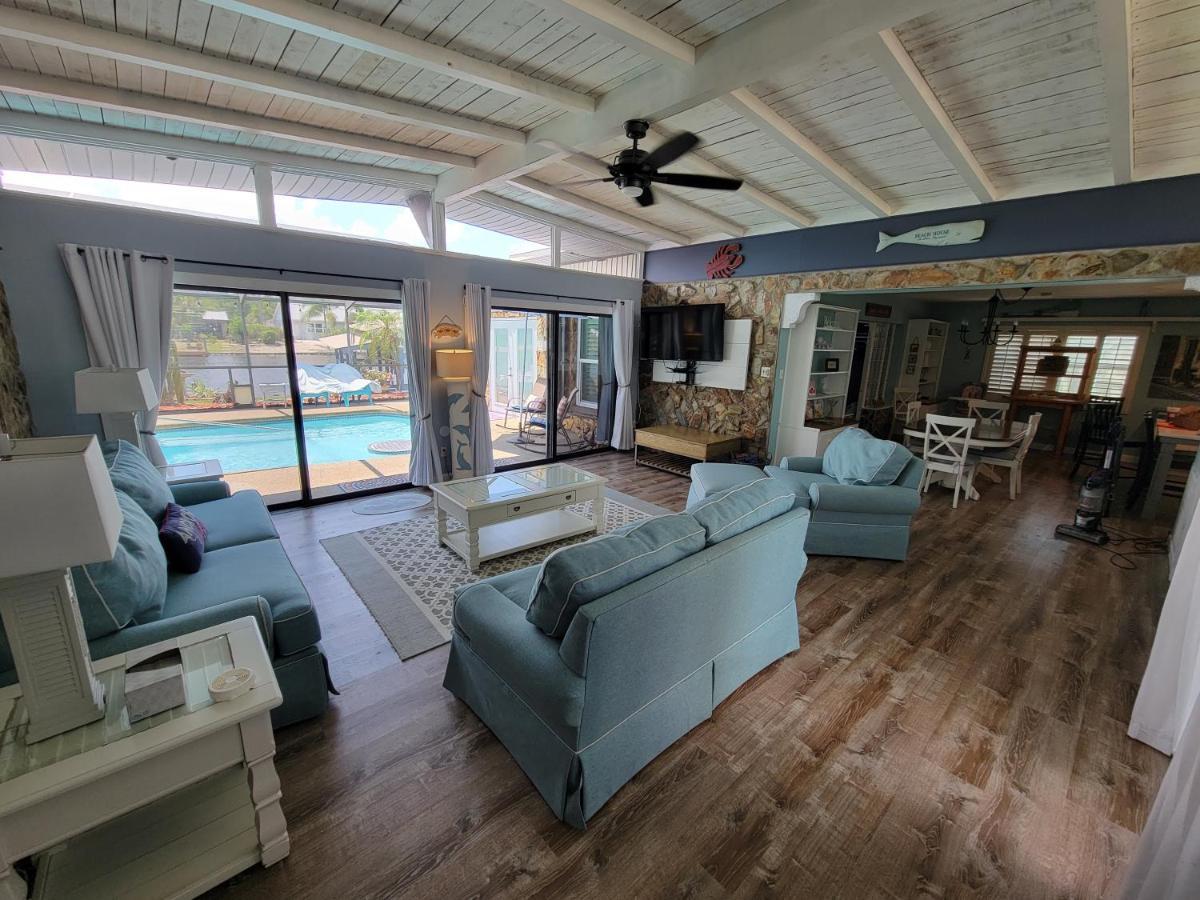 Waterfront Mid Century - Close To Beach - 2 Bedroom 3 Ba Holiday home