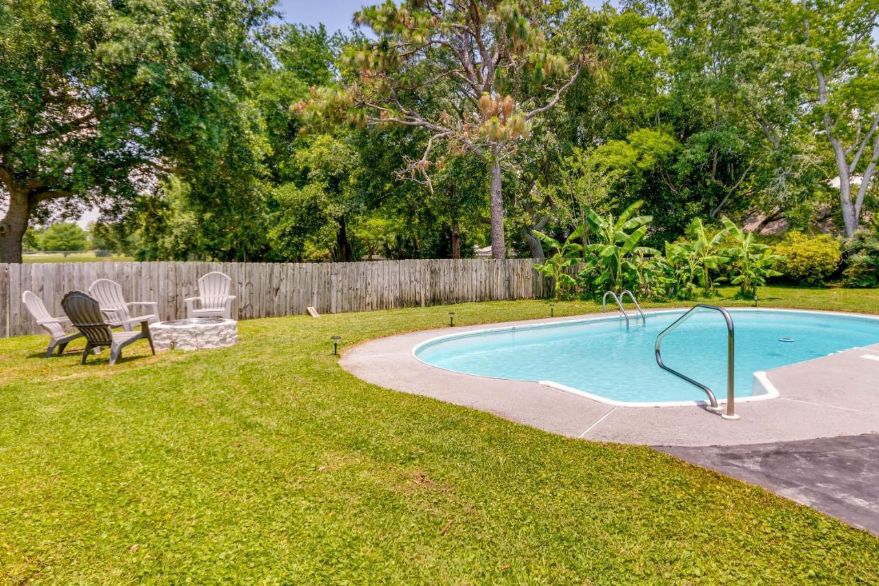 Vacation For 2 With Pool Access! *