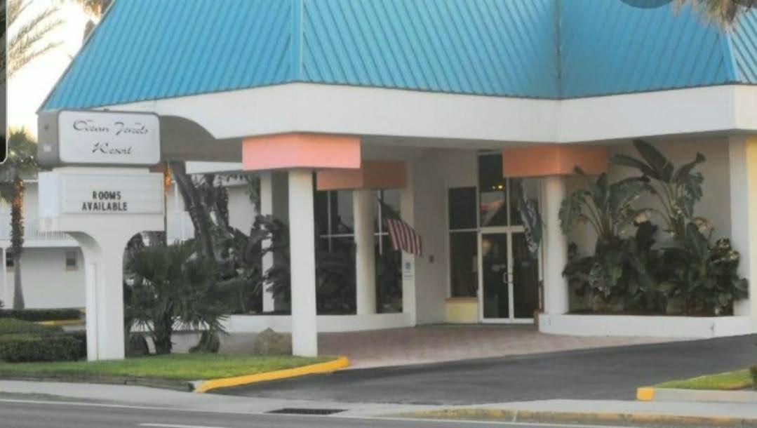 Oceanfront Escape With Balcony And Heated Salt Water Pool Sleeps 4 Daytona Beach