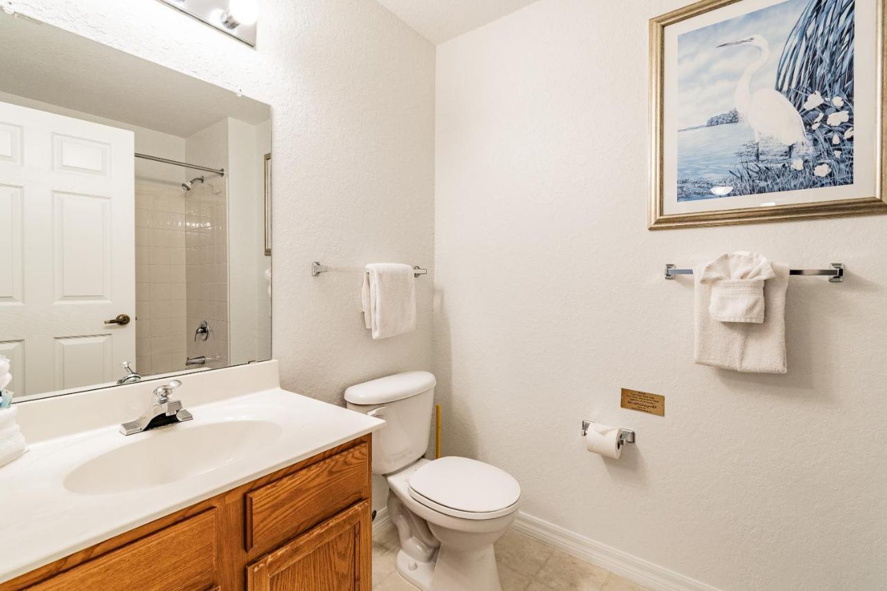 Lakeside Resort: Family-friendly Getaway Near Holiday home *