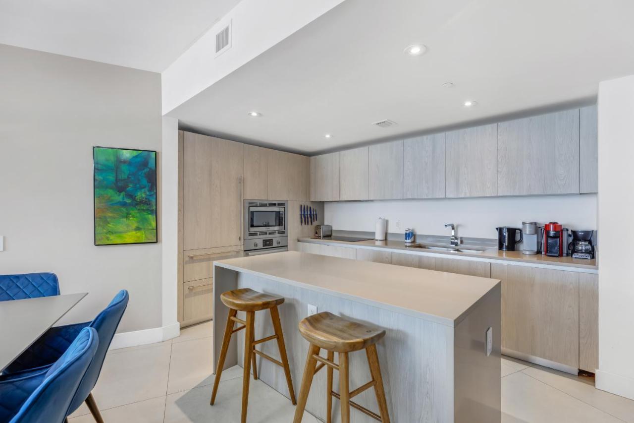 The Ultimate Resort: Beachfront 2br With Ocean View & Rooftop Amenities Apartment *