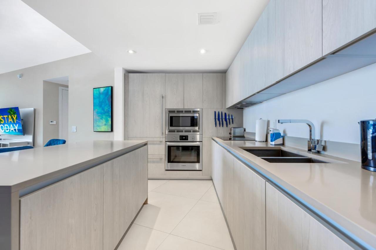 The Ultimate Resort: Beachfront 2br With Ocean View & Rooftop Amenities Apartment