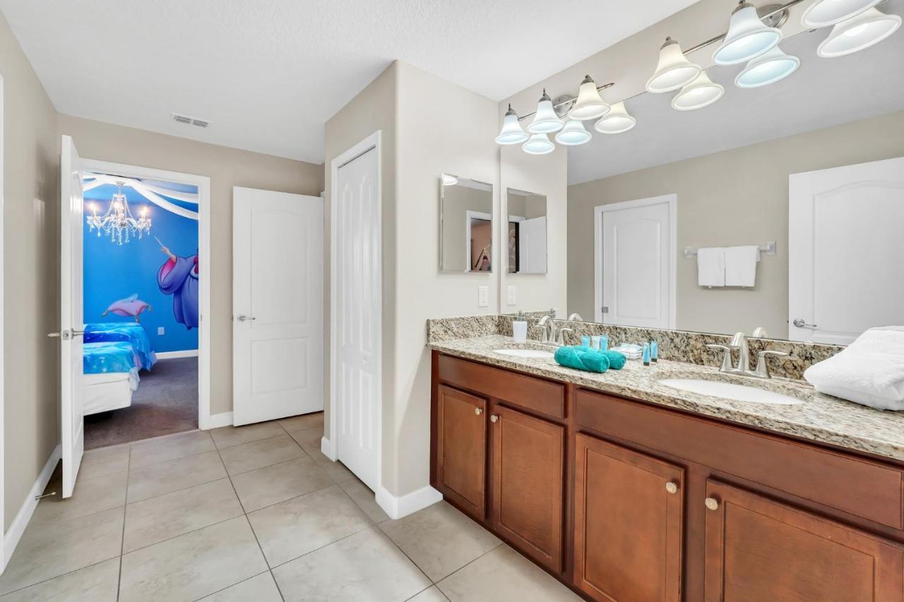 Stunning 9-br Themed With Free Access To A Water Park! Villa