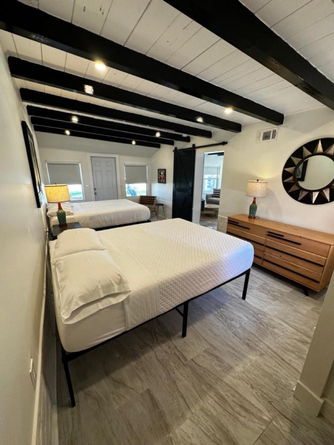 Hotel Breezy Palms