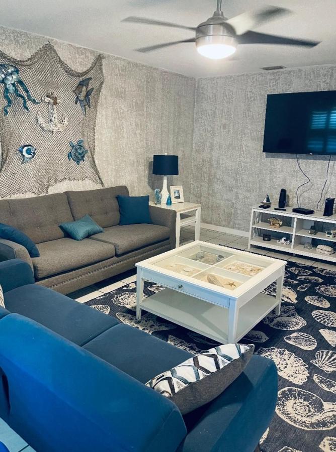 Lovely 2 Bedroom 1 Bathroom Retreat Minutes From The Apartment