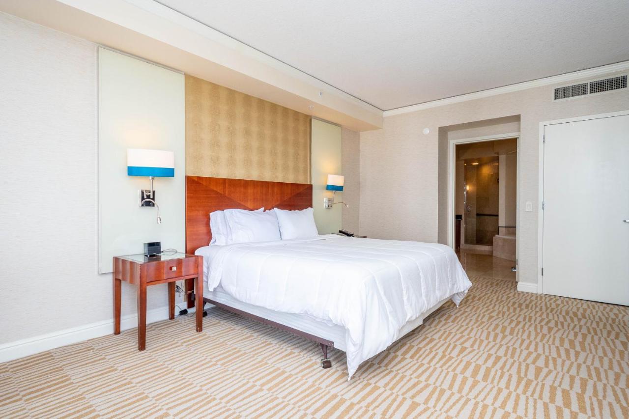 Aparthotel Trump Intl 2 Bedroom 1600 Sqf Ocean And Bay View Sunny Isles Beach