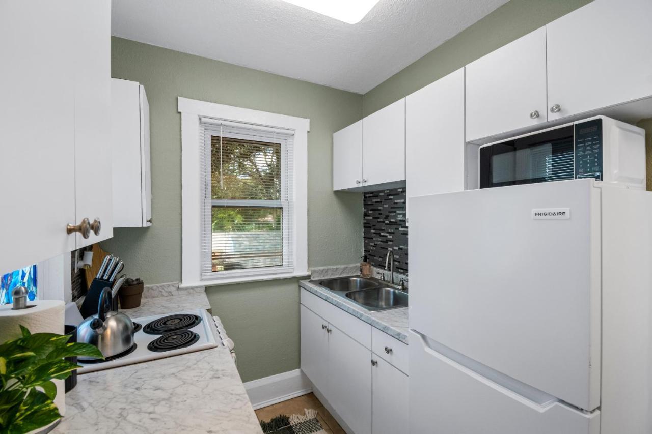 1 Min Away From Bayshore, Sleeps 7 Tampa