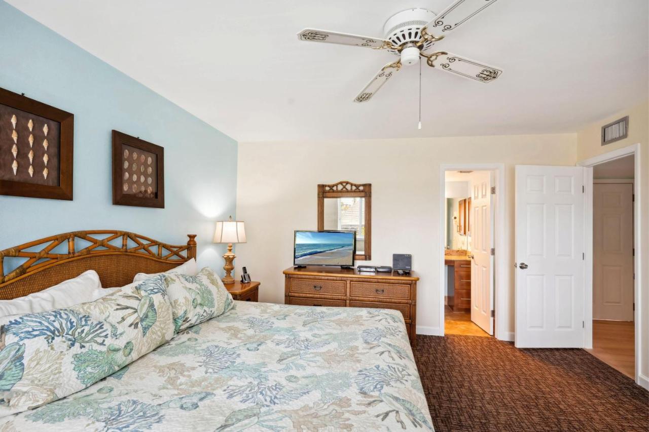 Land's End 11-307 Front - Premier St. Pete Beach