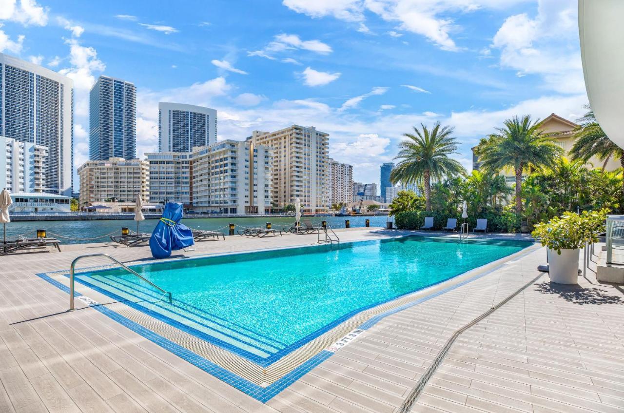 Beachwalk #2301 - Modern 3bdr And 3ba - Balcony, Gym, Amazing Pool Apartment *
