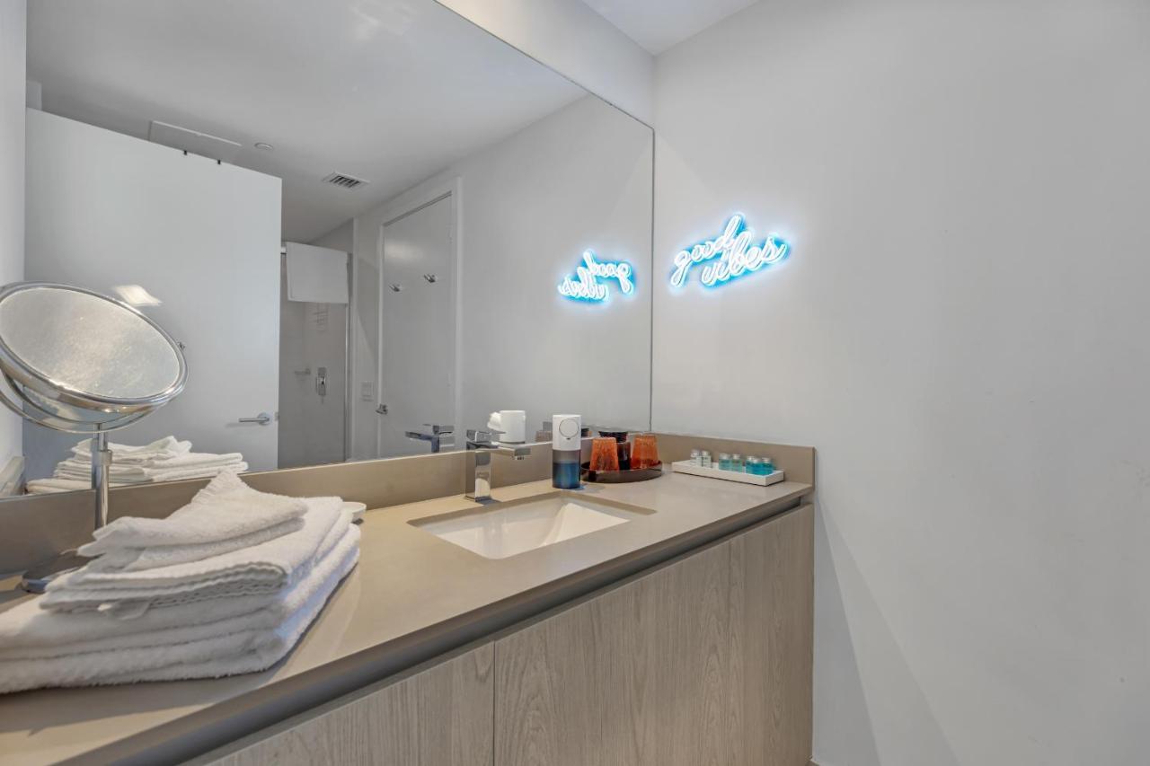 The Ultimate Resort: Beachfront 2br With Ocean View & Rooftop Amenities Apartment *