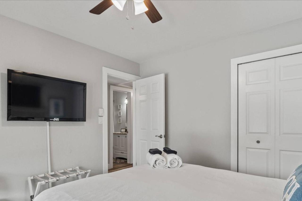 Sunkissed In St Pete Is A 3 Bedroom With Heated Pool And Great Outdoor Space Near The * St. Petersburg