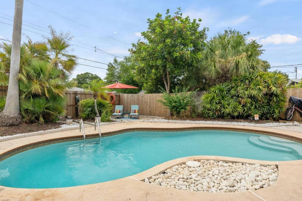 Sunkissed In St Pete Is A 3 Bedroom With Heated Pool And Great Outdoor Space Near The Holiday home *