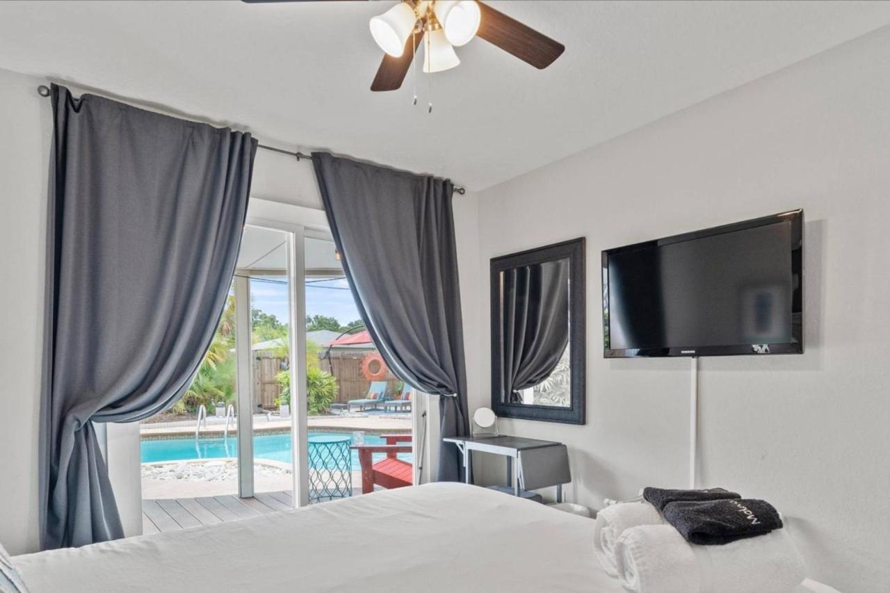 Sunkissed In St Pete Is A 3 Bedroom With Heated Pool And Great Outdoor Space Near The * St. Petersburg