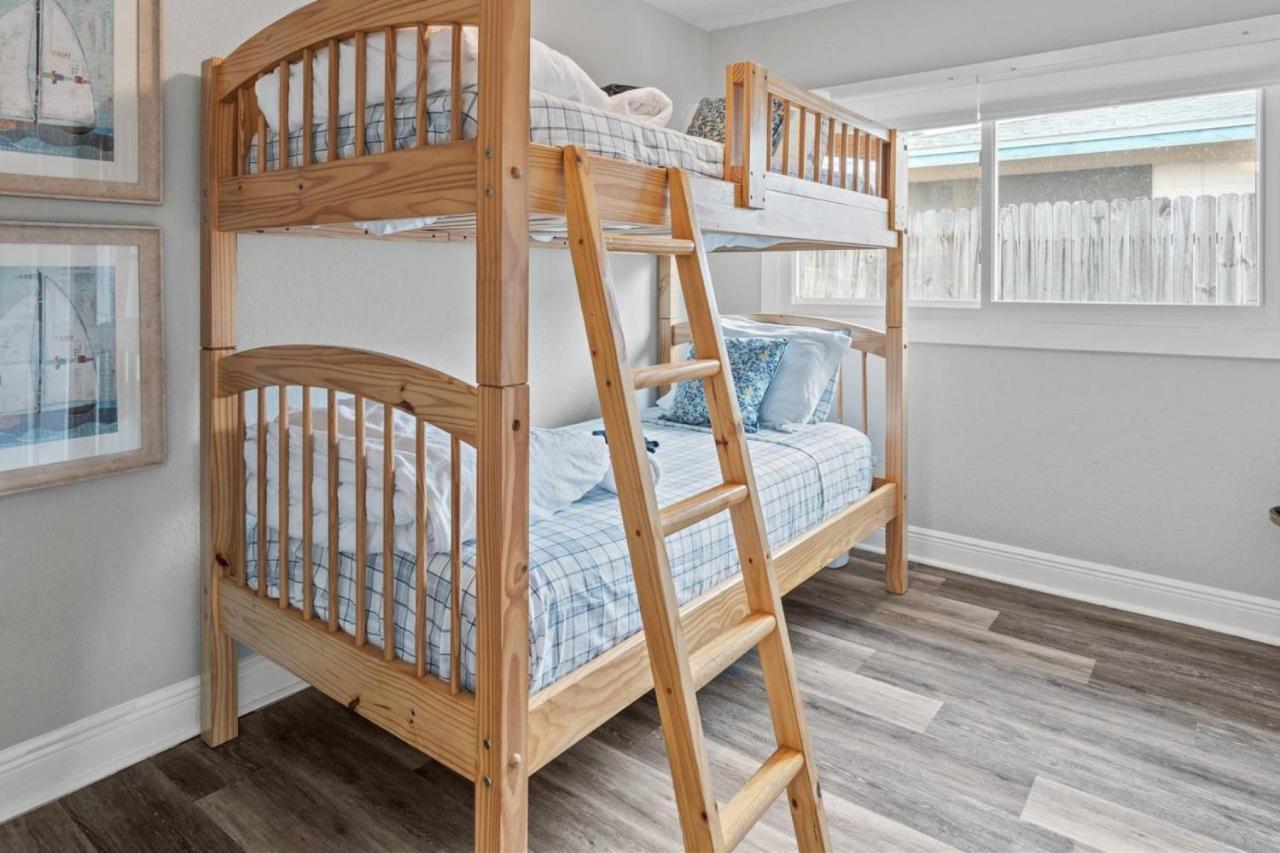 Sunkissed In St Pete Is A 3 Bedroom With Heated Pool And Great Outdoor Space Near The Holiday home St. Petersburg