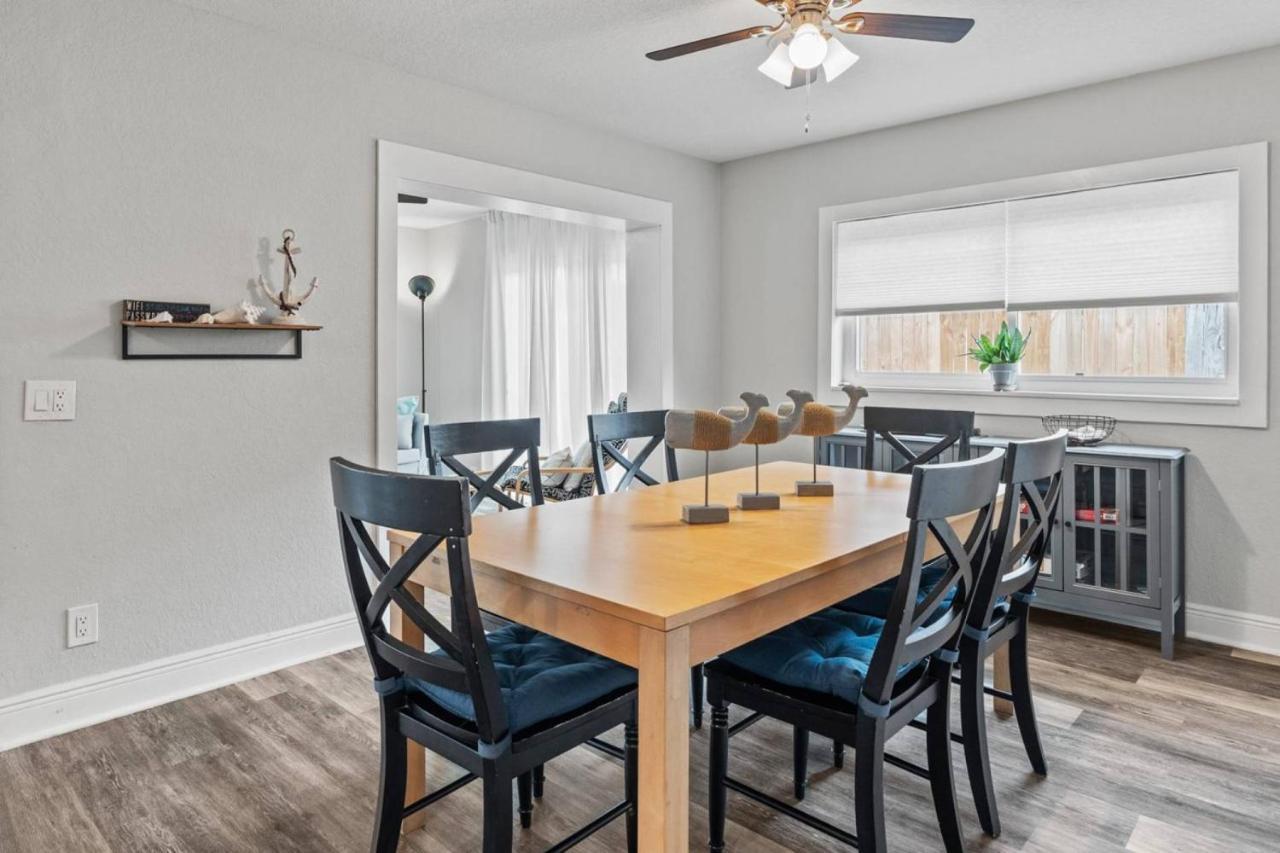 Sunkissed In St Pete Is A 3 Bedroom With Heated Pool And Great Outdoor Space Near The *