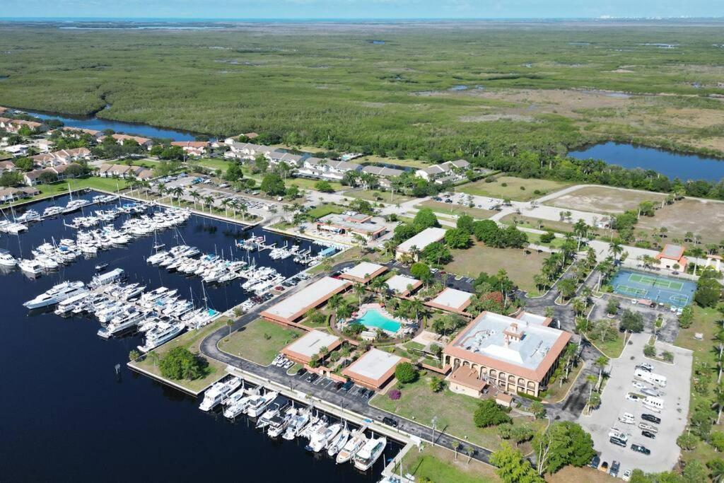 Marina Getaway On The Water! Apartment