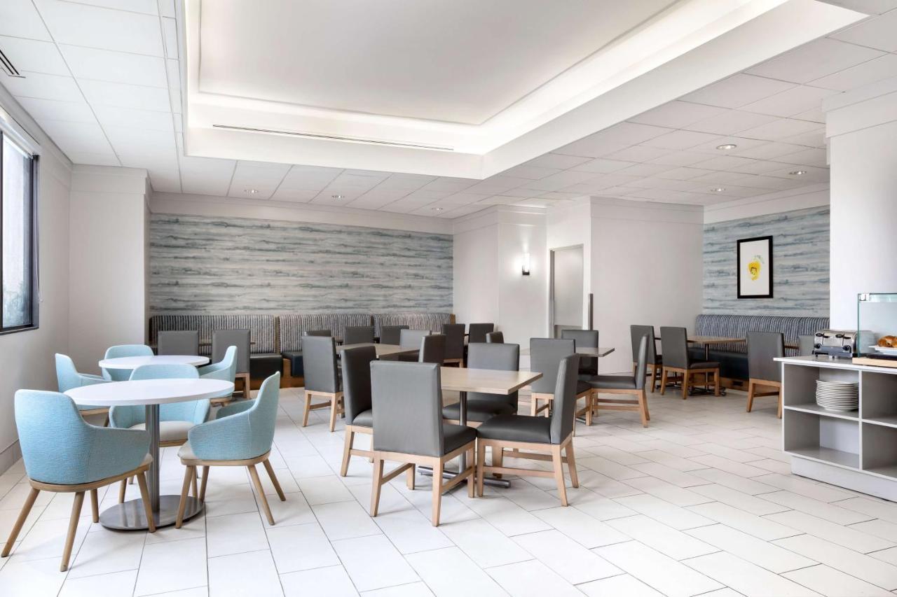 Embassy By Hilton Airport Westshore 3*