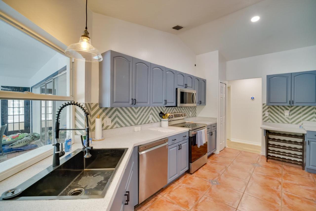 Casa Blanco Florida Escape Pool, Fire Pit And Grill Holiday home Sebastian