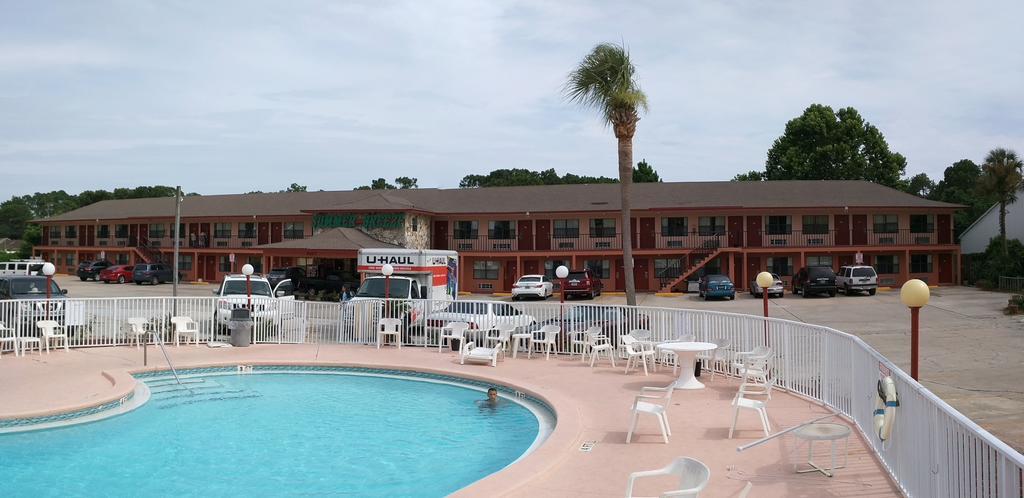 Summer Breeze Motel 2*