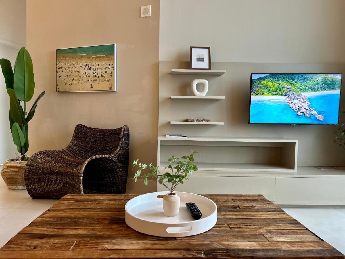 Direct Oceanfront - Hyde Apartment