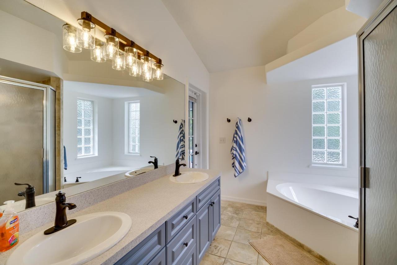 Casa Blanco Florida Escape Pool, Fire Pit And Grill Holiday home