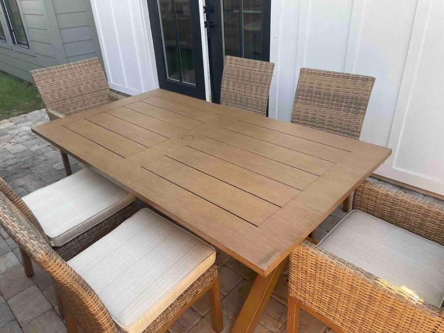 Holiday home Modern Luxury 4br Pool Bay Access Outdoor Dining Pensacola