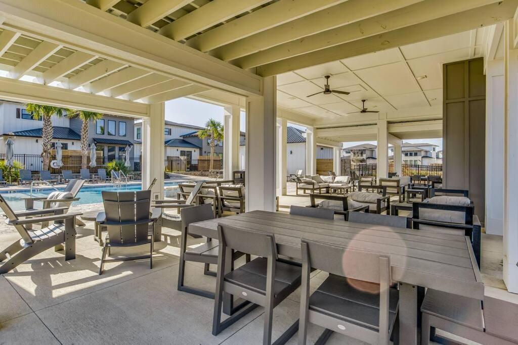 Modern Luxury 4br Pool Bay Access Outdoor Dining Holiday home Pensacola