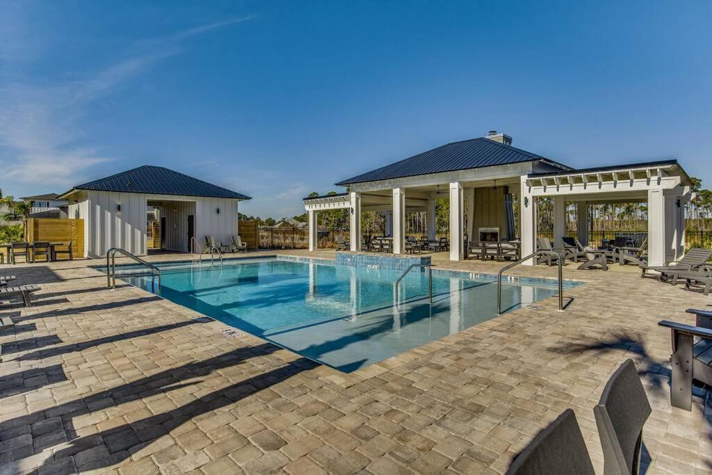Modern Luxury 4br Pool Bay Access Outdoor Dining Holiday home *