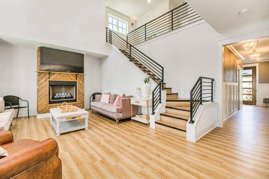 Modern Luxury 4br Pool Bay Access Outdoor Dining *