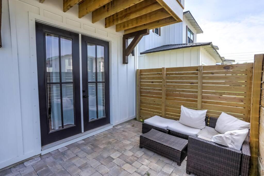 Modern Luxury 4br Pool Bay Access Outdoor Dining Holiday home *