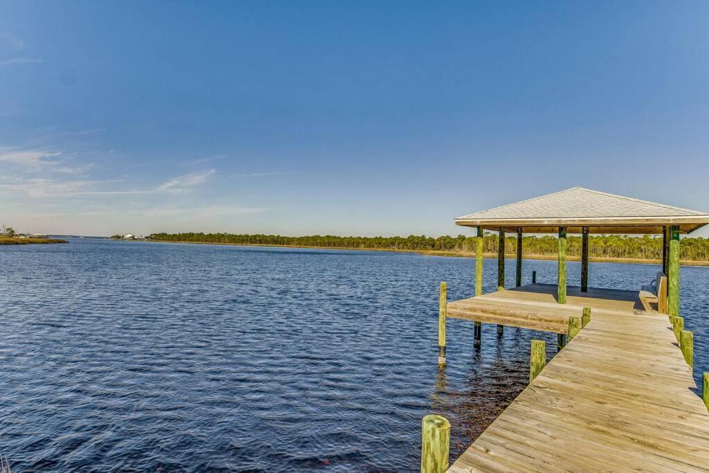 Modern Luxury 4br Pool Bay Access Outdoor Dining *