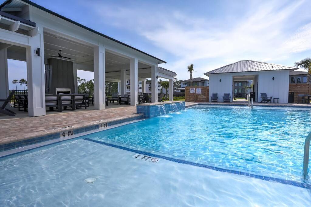 Modern Luxury 4br Pool Bay Access Outdoor Dining Holiday home