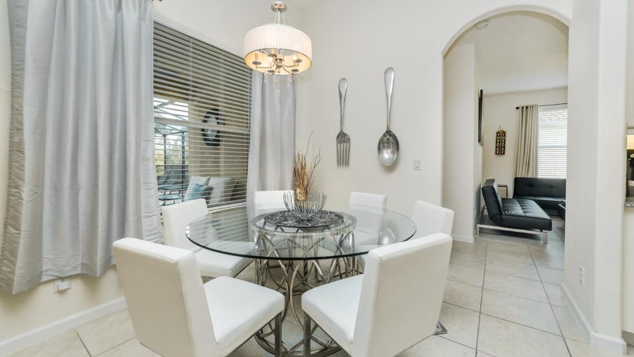 4079 Oak Tree