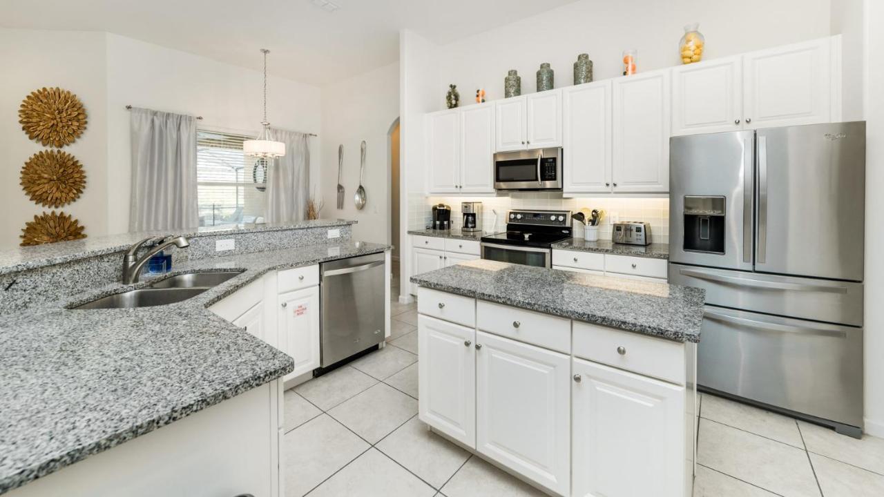 4079 Oak Tree