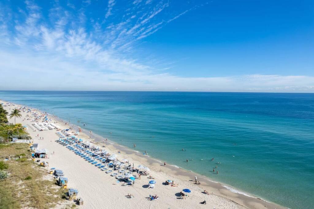 Aparthotel Water View Building With Pool - 5-min Walk To The Hallandale Beach