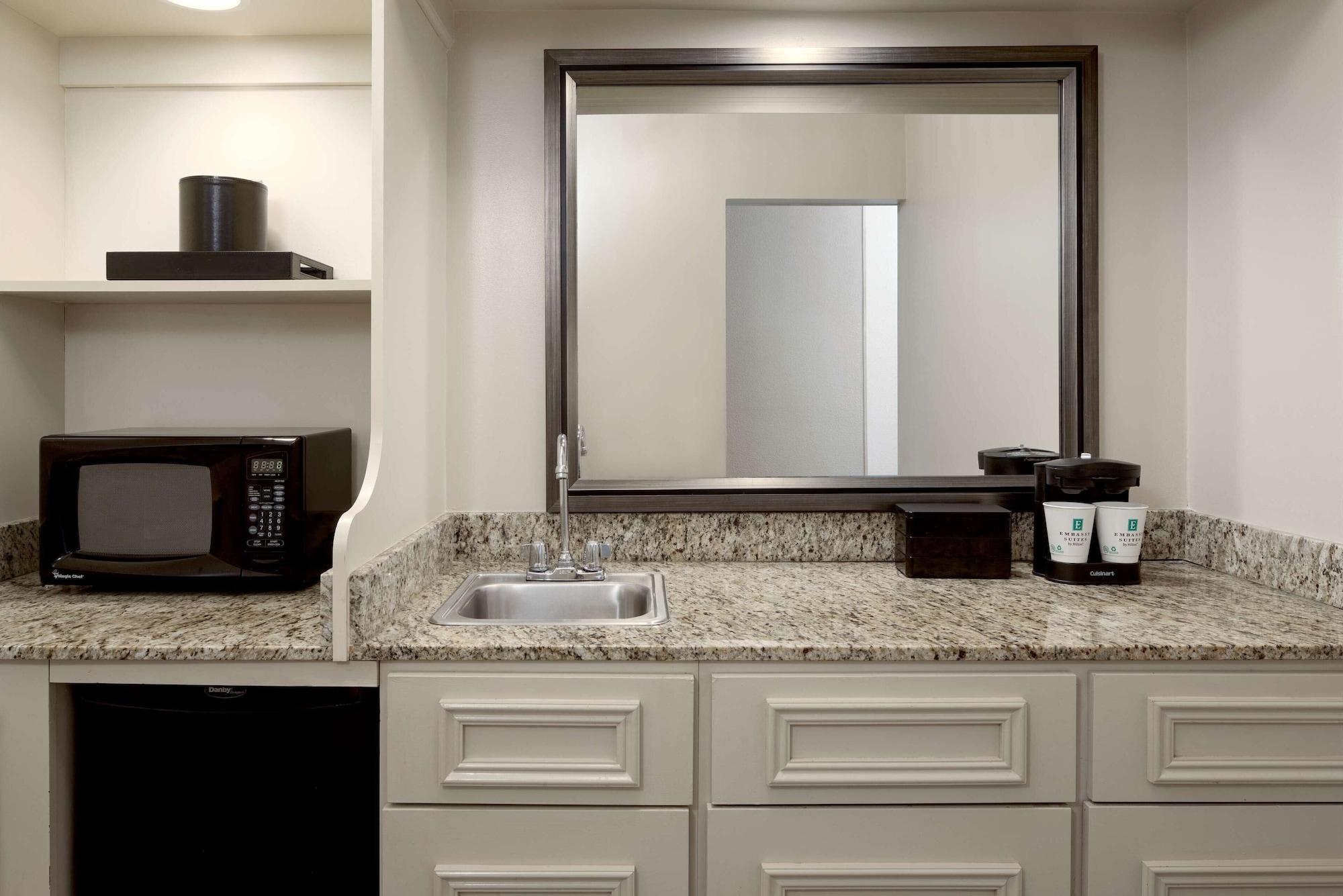 Hotel Embassy By Hilton Airport Westshore 3*