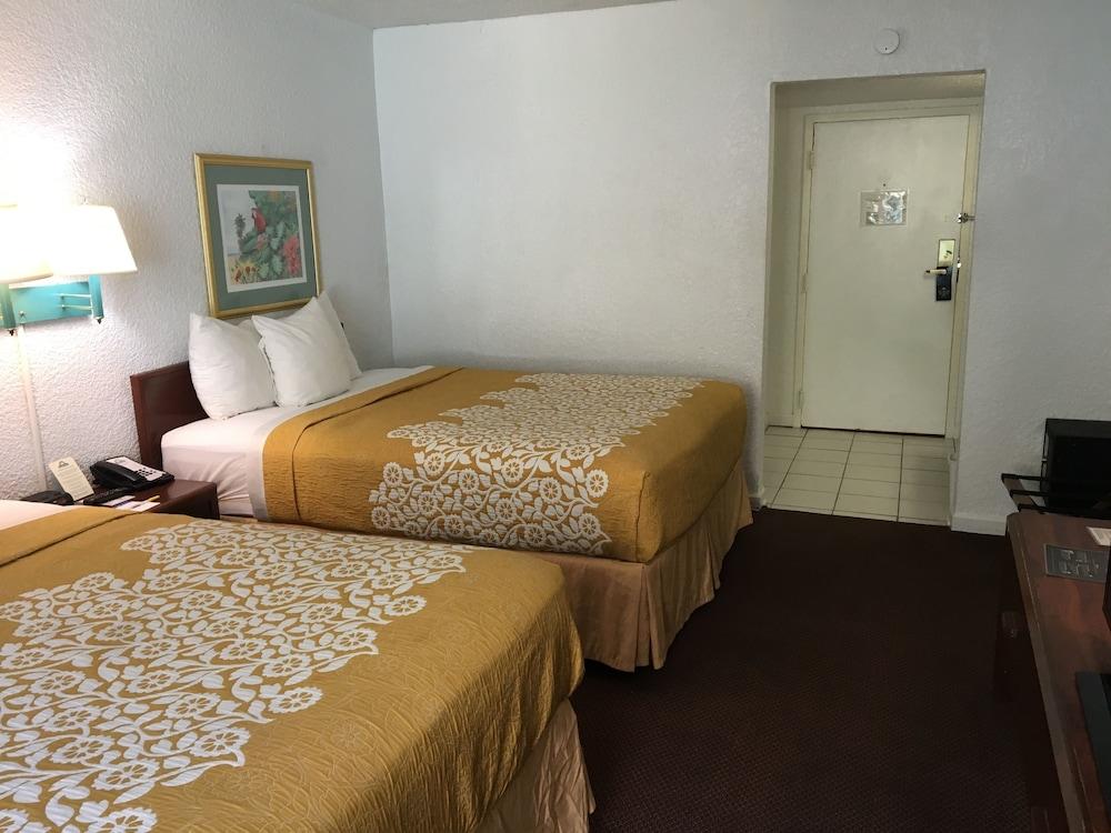 Days By Wyndham Pierce Midtown Hotel 2*
