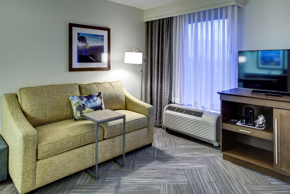 Hampton & At Mary Colonial Townpark Hotel