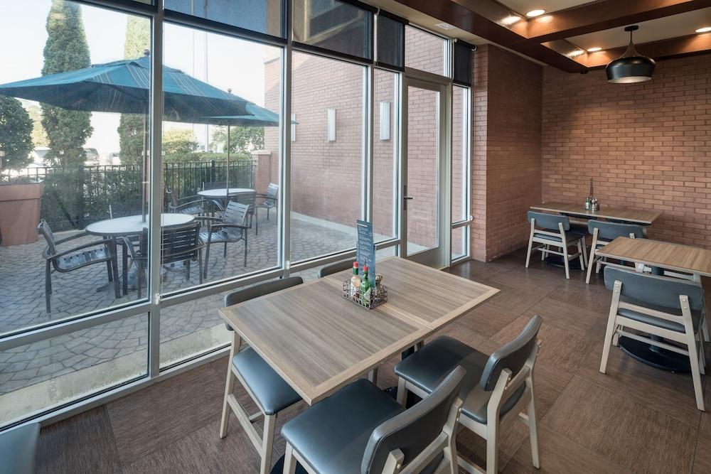 Hotel Hyatt Place Airport 4*