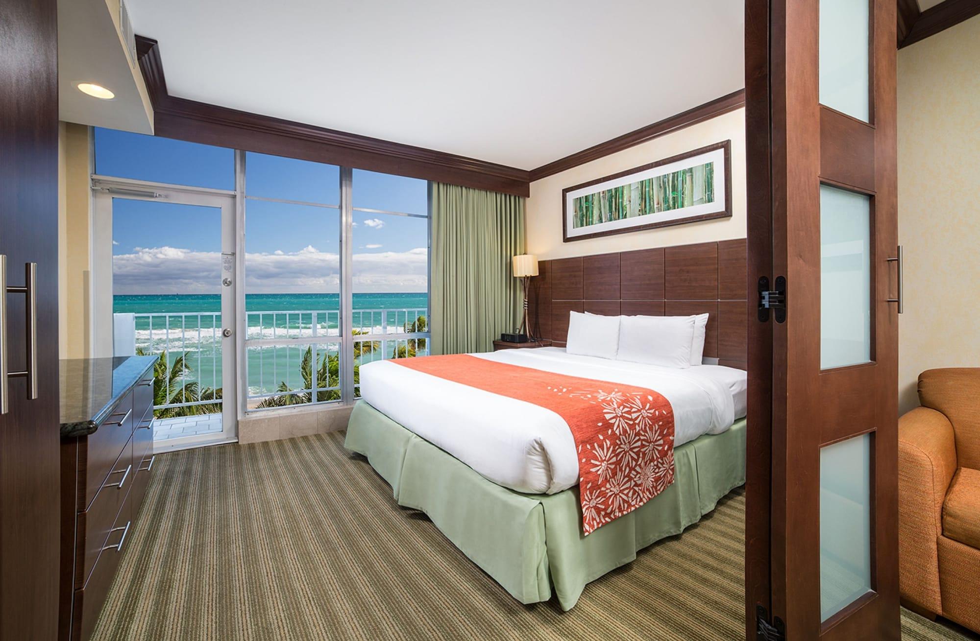 Resort Newport Beachside &