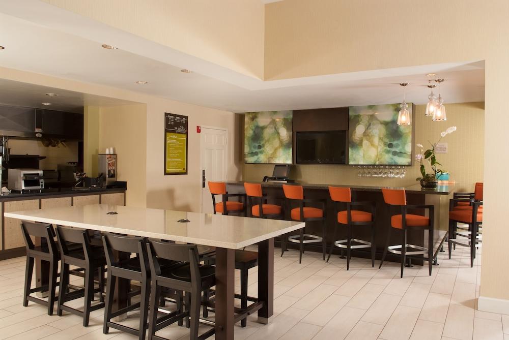 Hilton Garden Airport